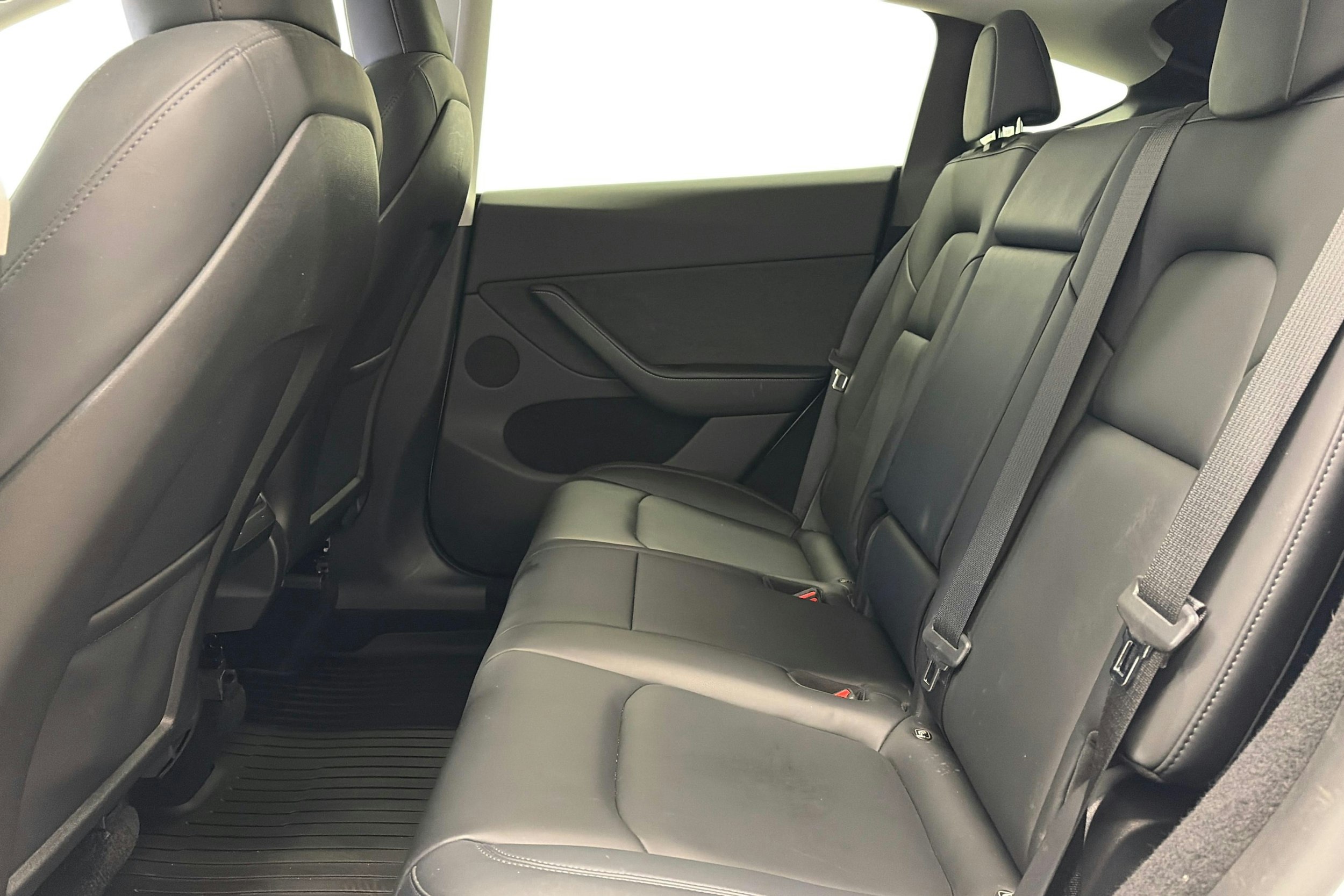 valkoinen Tesla Model Y 2023 kuva 10.