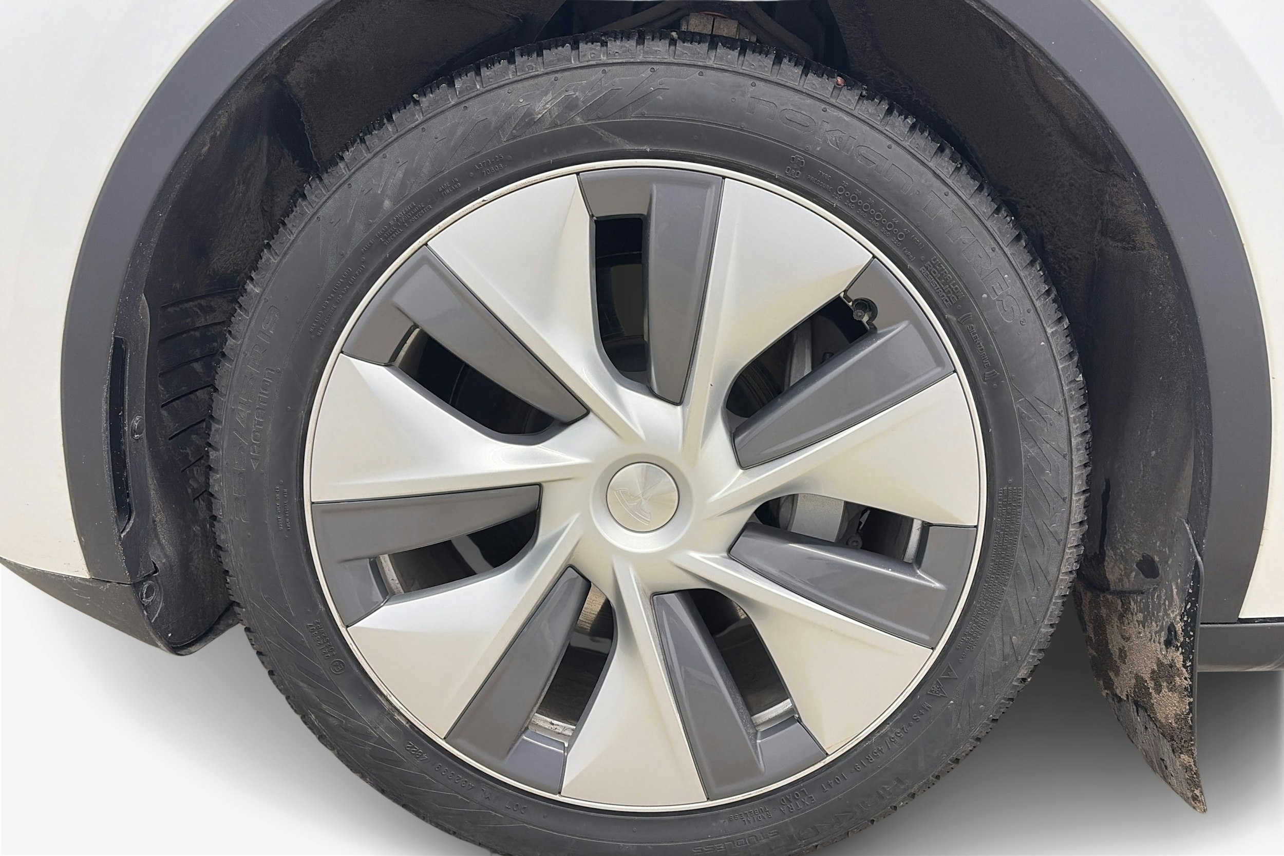 valkoinen Tesla Model Y 2023 kuva 11.