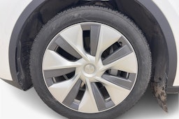 valkoinen Tesla Model Y 2023 kuva 11.