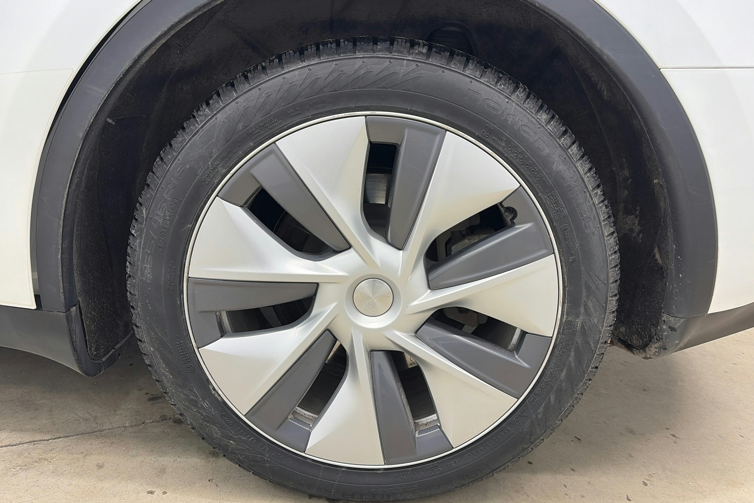 valkoinen Tesla Model Y 2023 kuva 13.