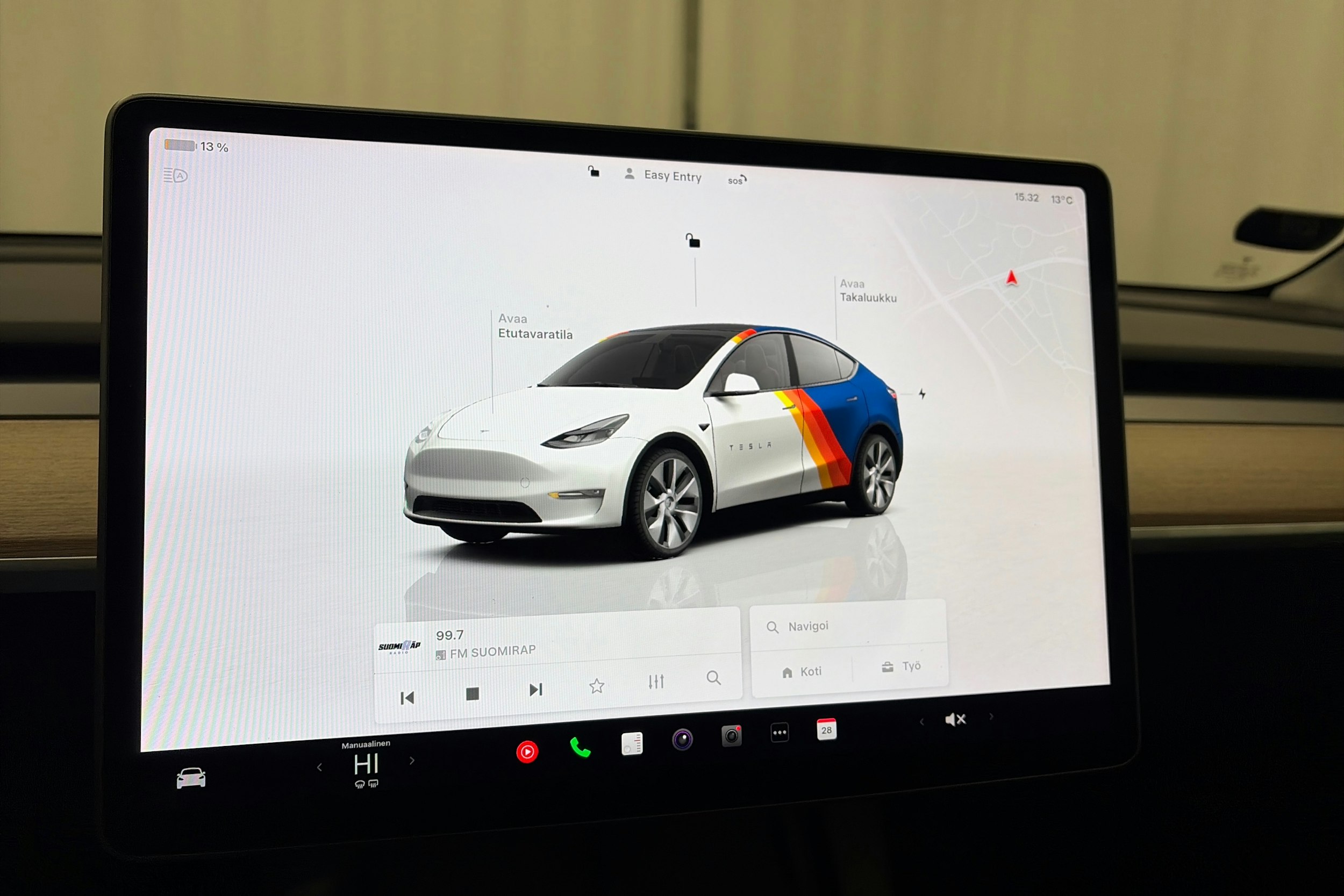 valkoinen Tesla Model Y 2023 kuva 14.