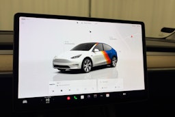 valkoinen Tesla Model Y 2023 kuva 14.