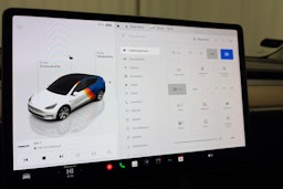 valkoinen Tesla Model Y 2023 kuva 15.