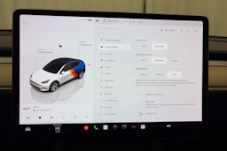 valkoinen Tesla Model Y 2023 kuva 16.