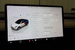 valkoinen Tesla Model Y 2023 kuva 17.