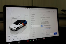 valkoinen Tesla Model Y 2023 kuva 19.