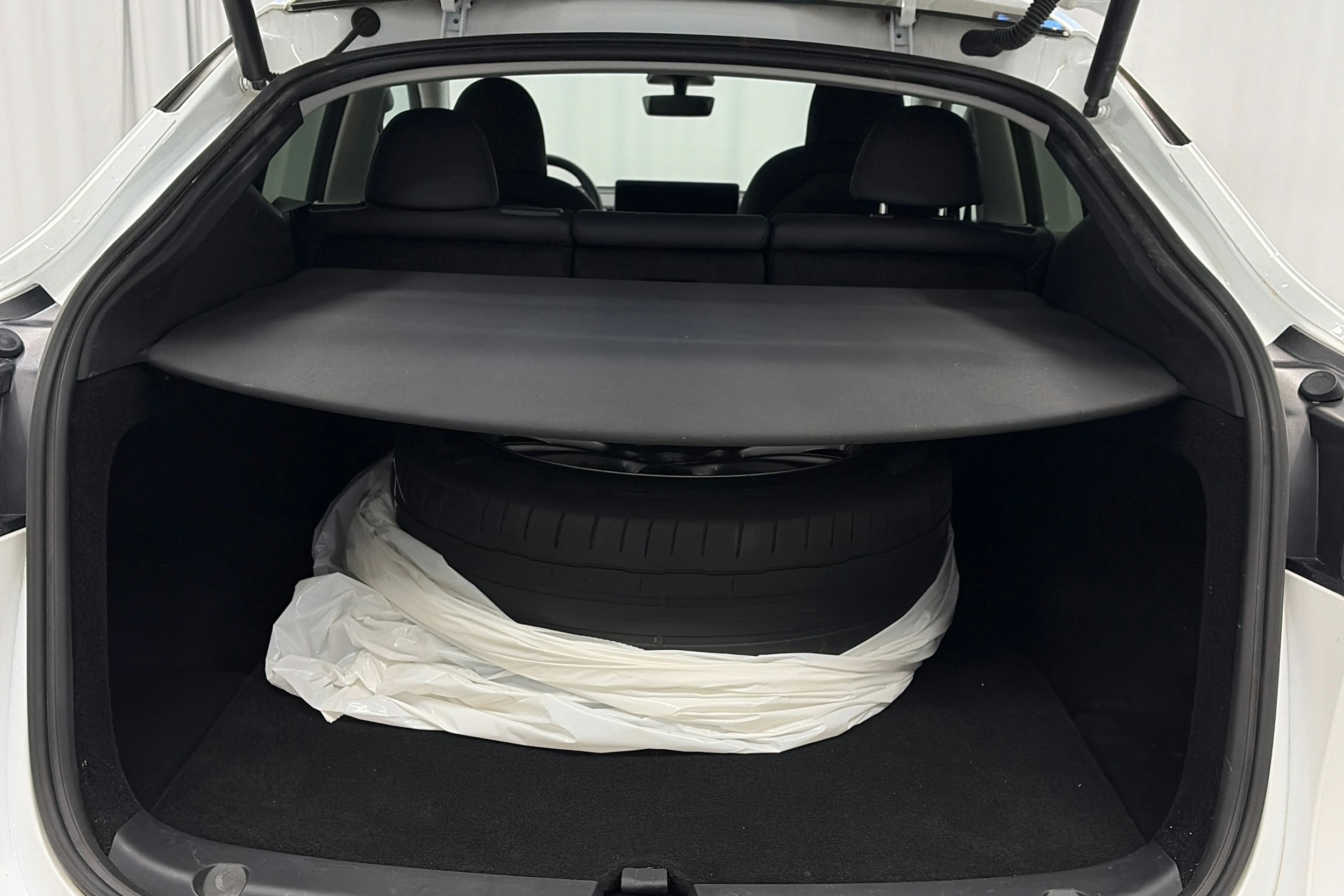 valkoinen Tesla Model Y 2023 kuva 22.