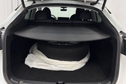 valkoinen Tesla Model Y 2023 kuva 22.