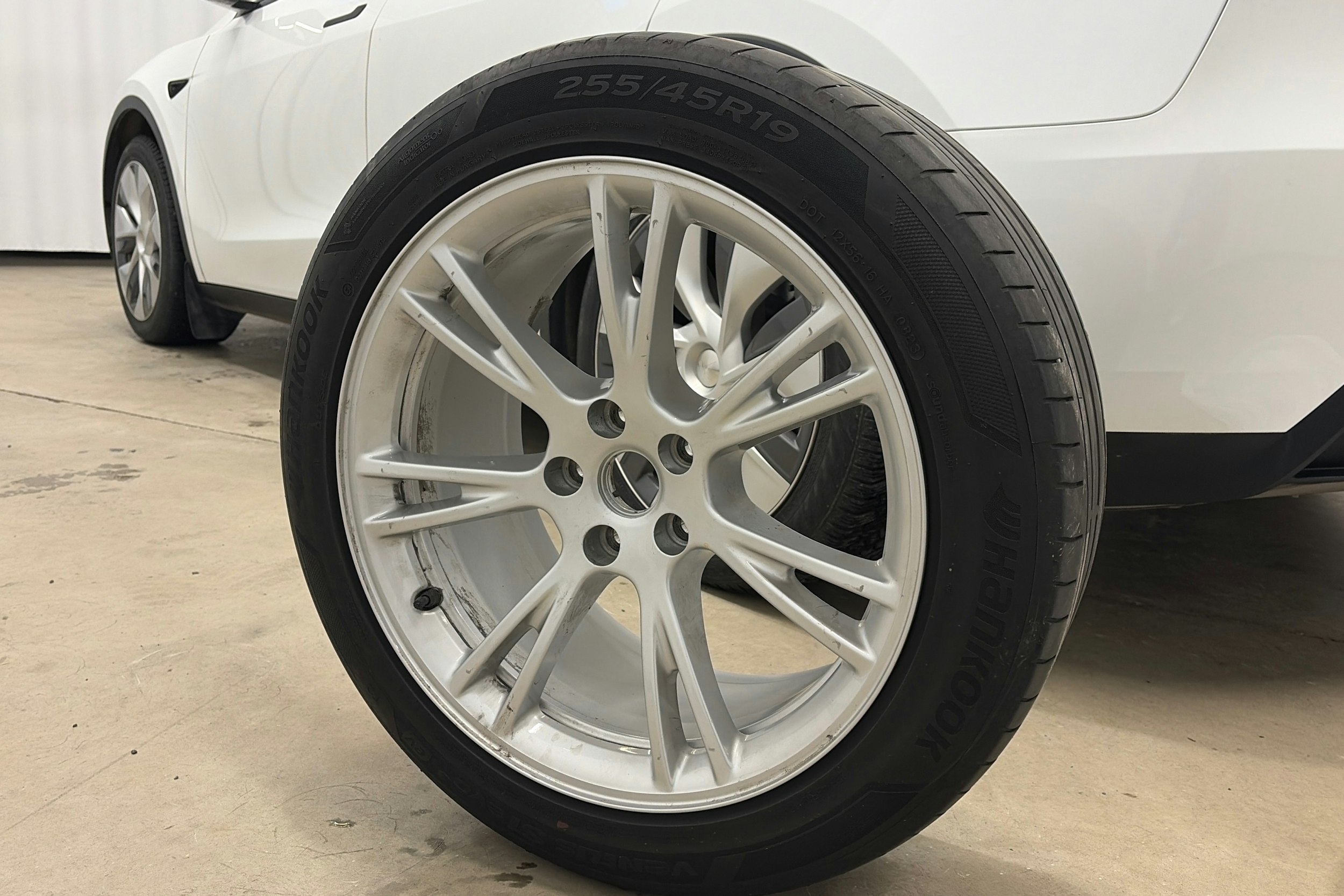 valkoinen Tesla Model Y 2023 kuva 23.