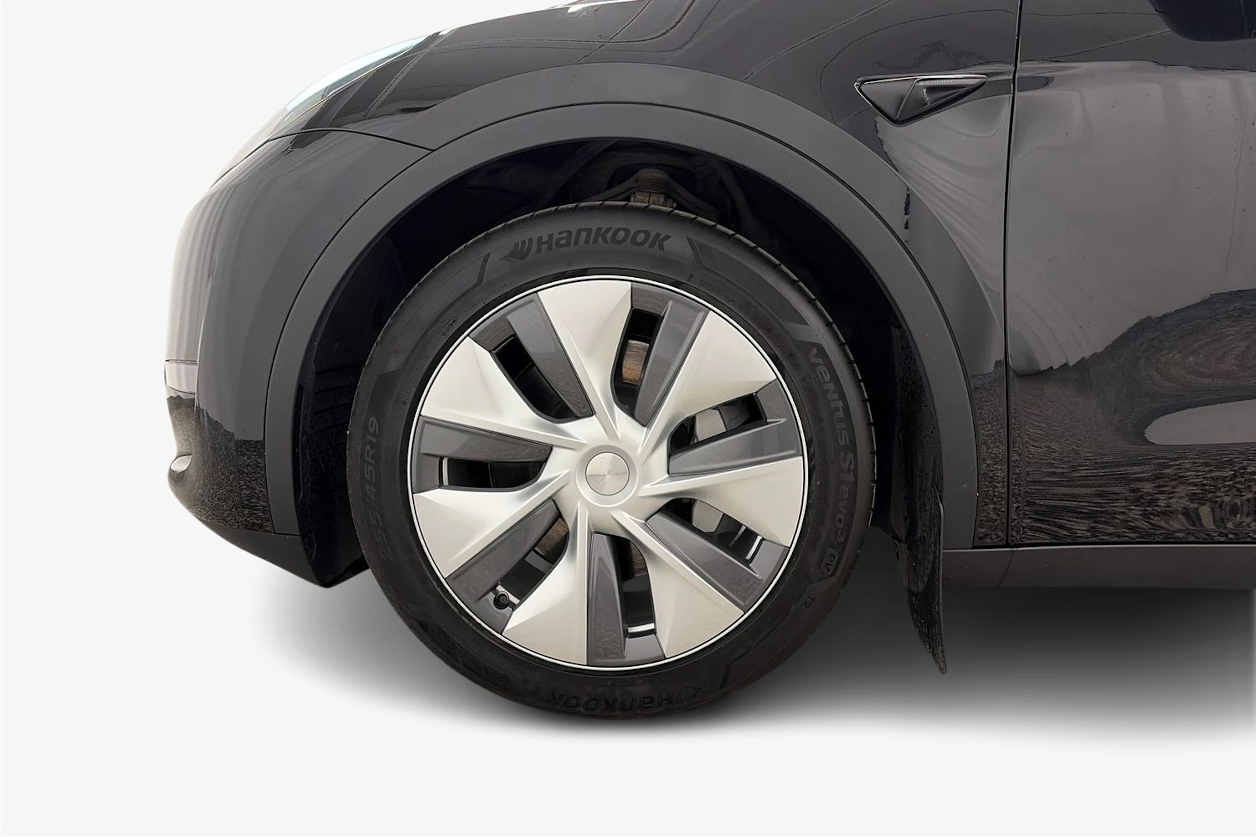 musta Tesla Model Y 2023 kuva 12.