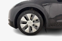 musta Tesla Model Y 2023 kuva 12.