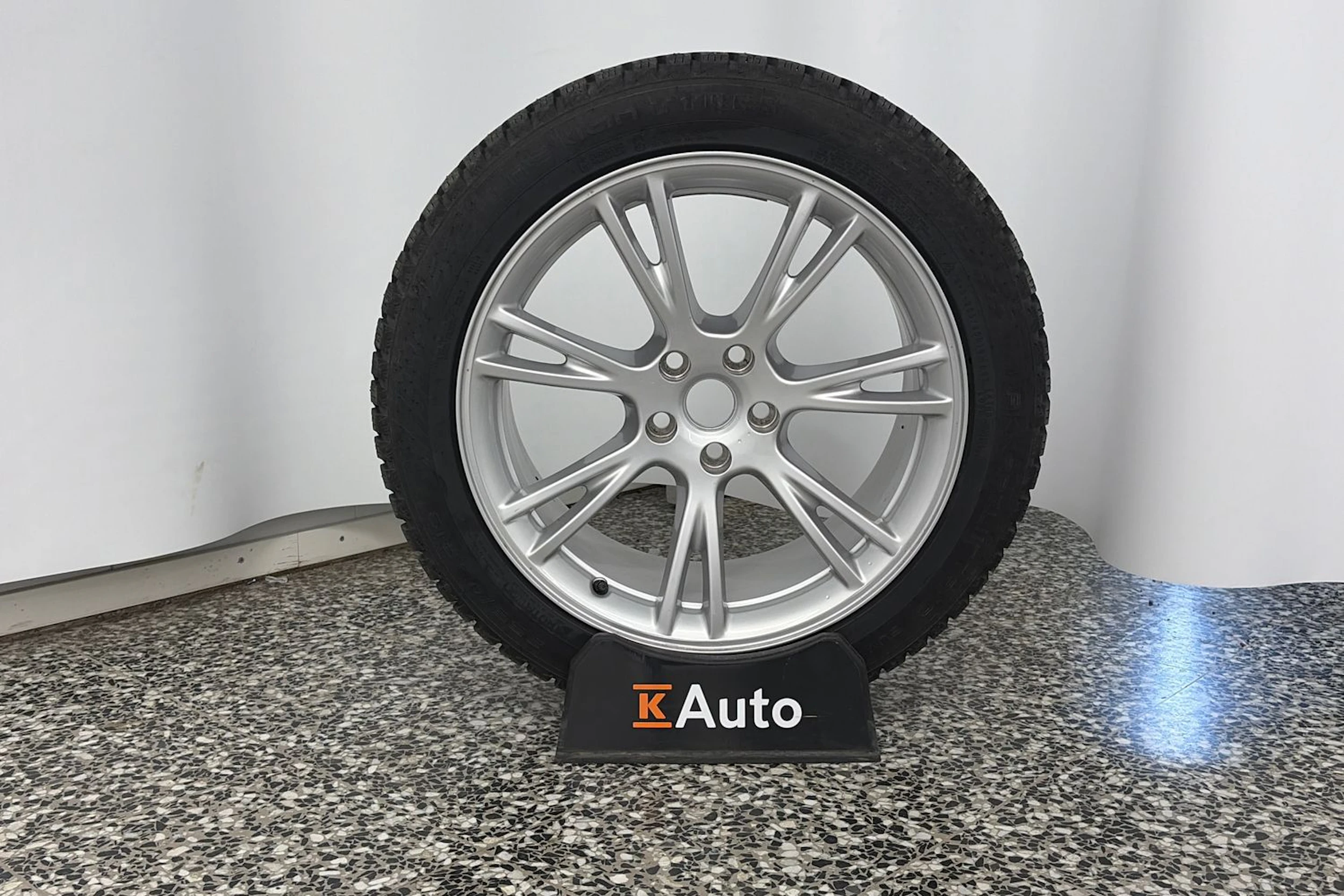 musta Tesla Model Y 2023 kuva 13.