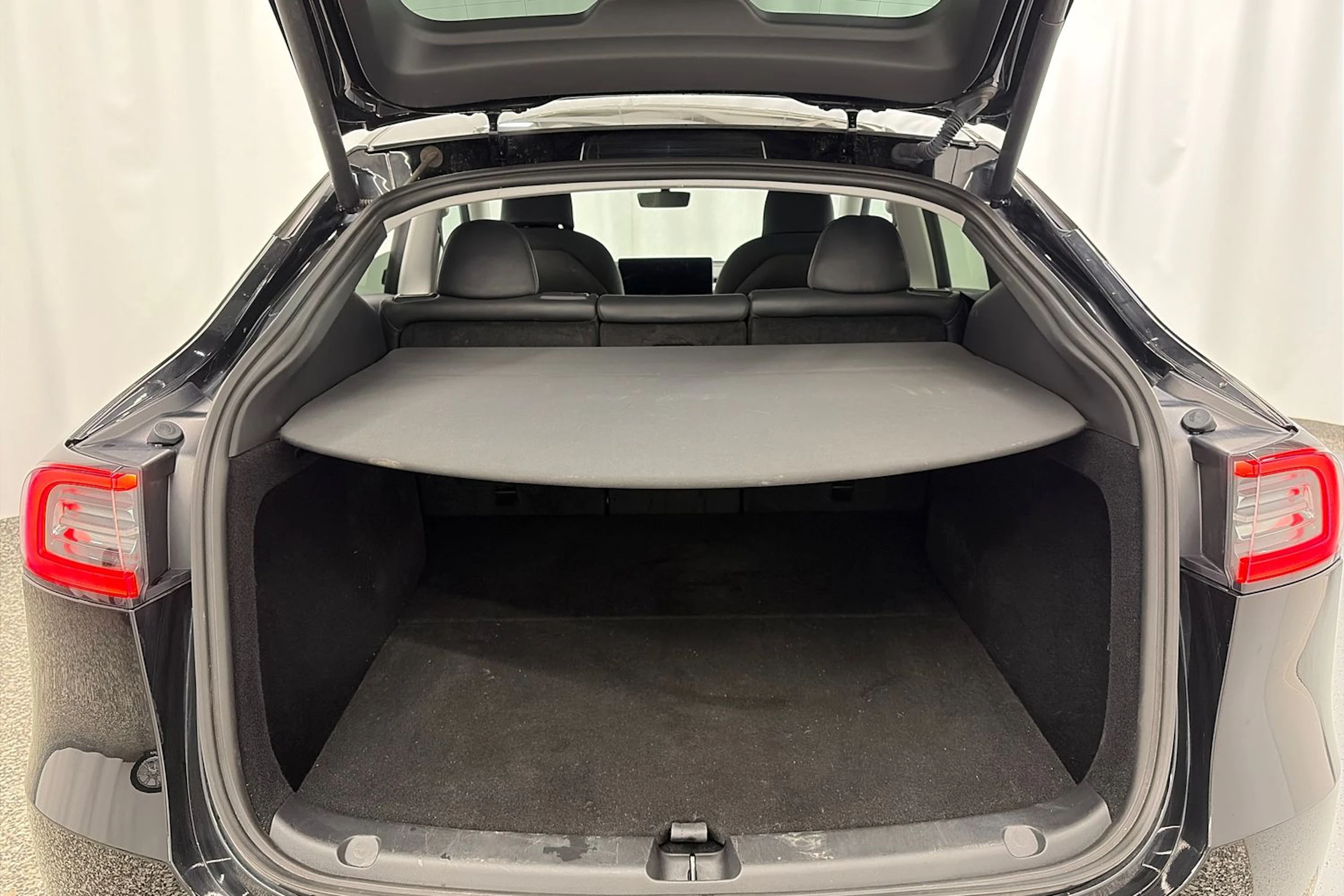 musta Tesla Model Y 2023 kuva 15.