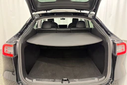 musta Tesla Model Y 2023 kuva 15.