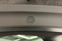 musta Tesla Model Y 2023 kuva 16.