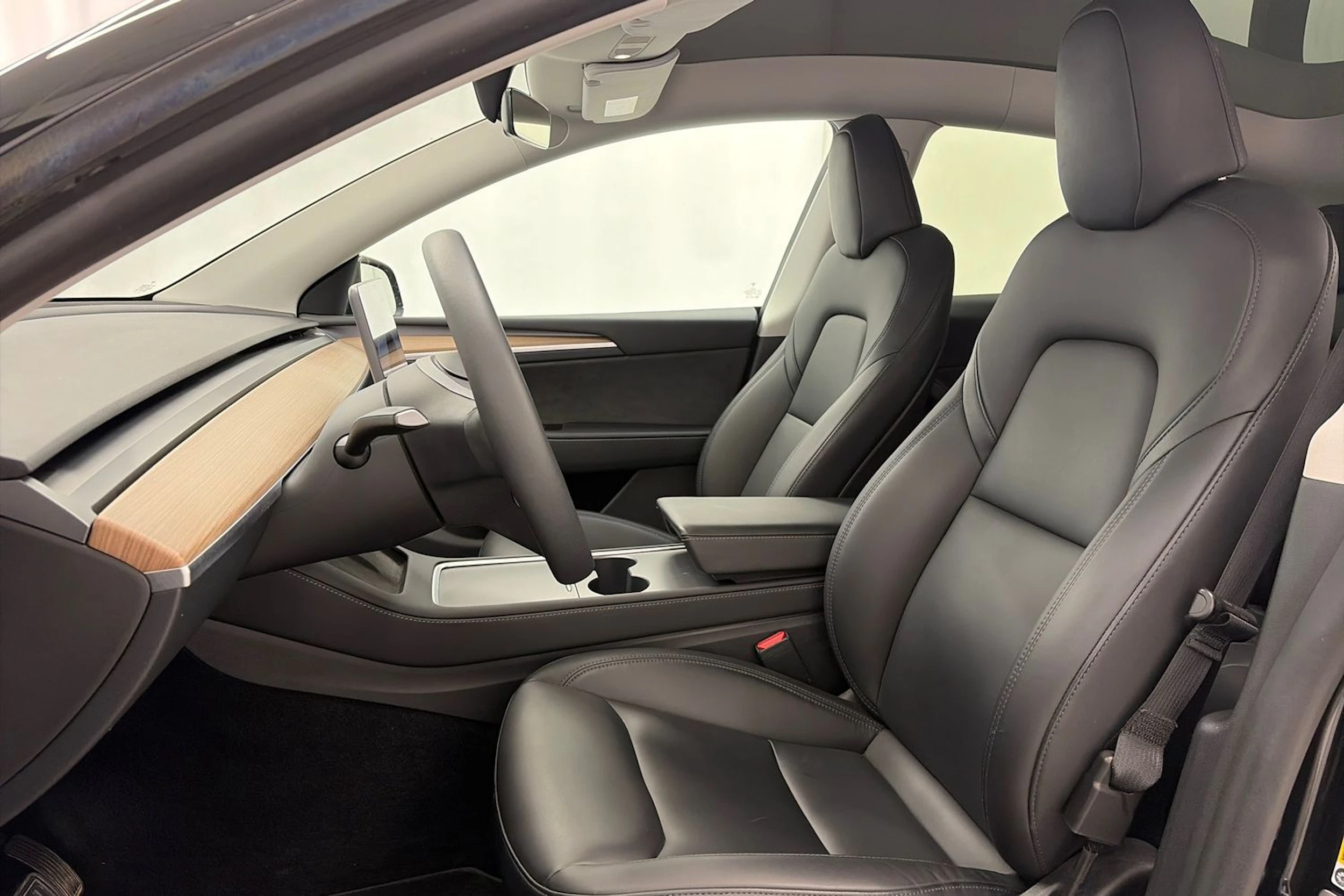 musta Tesla Model Y 2023 kuva 17.