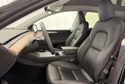 musta Tesla Model Y 2023 kuva 17.