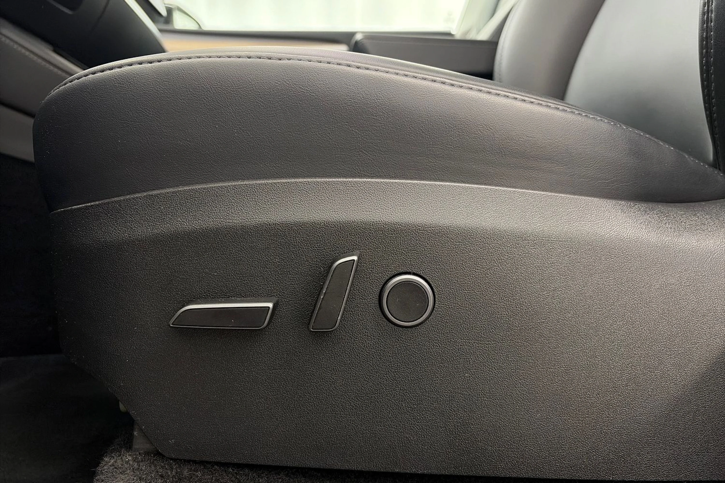 musta Tesla Model Y 2023 kuva 18.