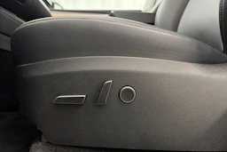 musta Tesla Model Y 2023 kuva 18.