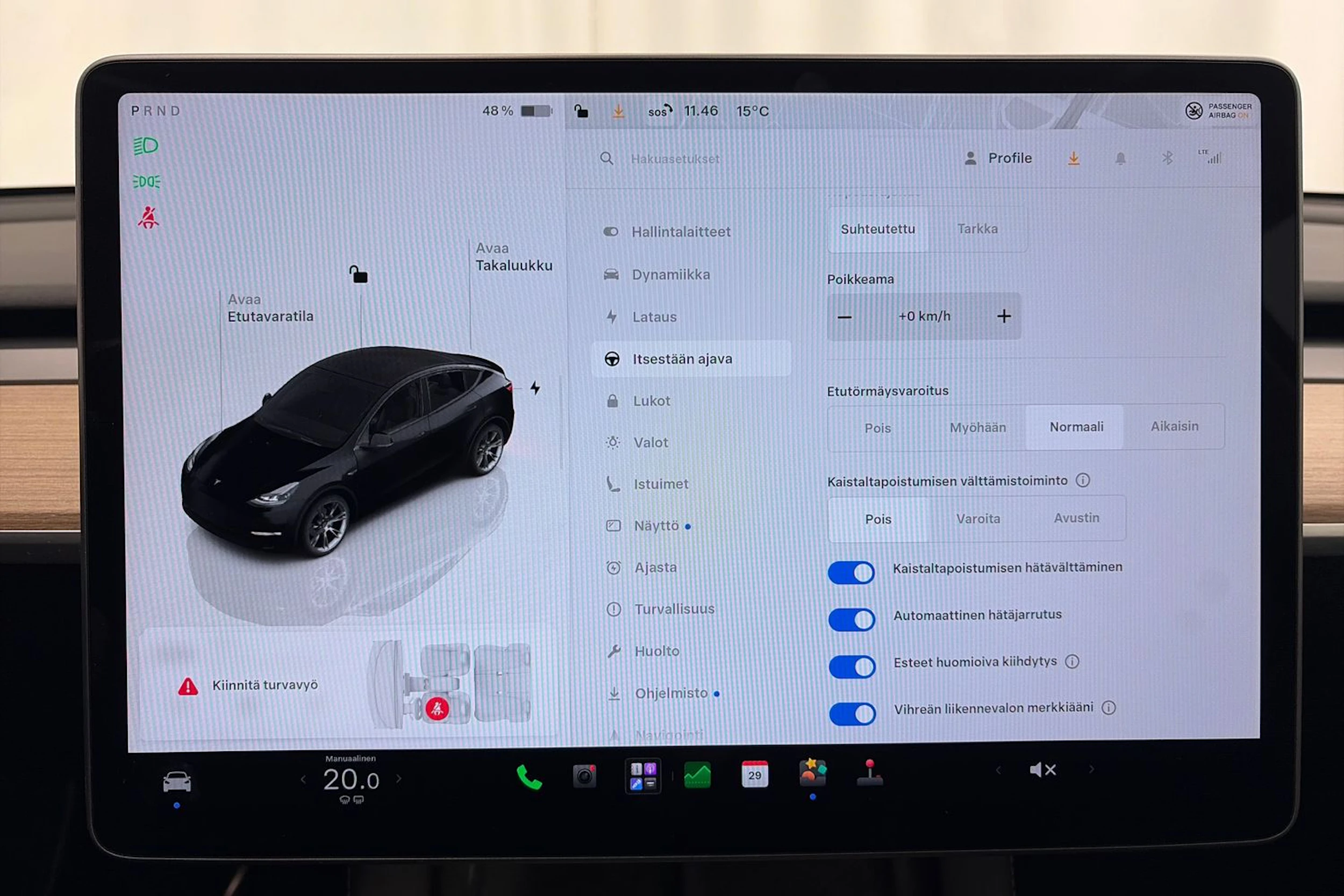 musta Tesla Model Y 2023 kuva 23.