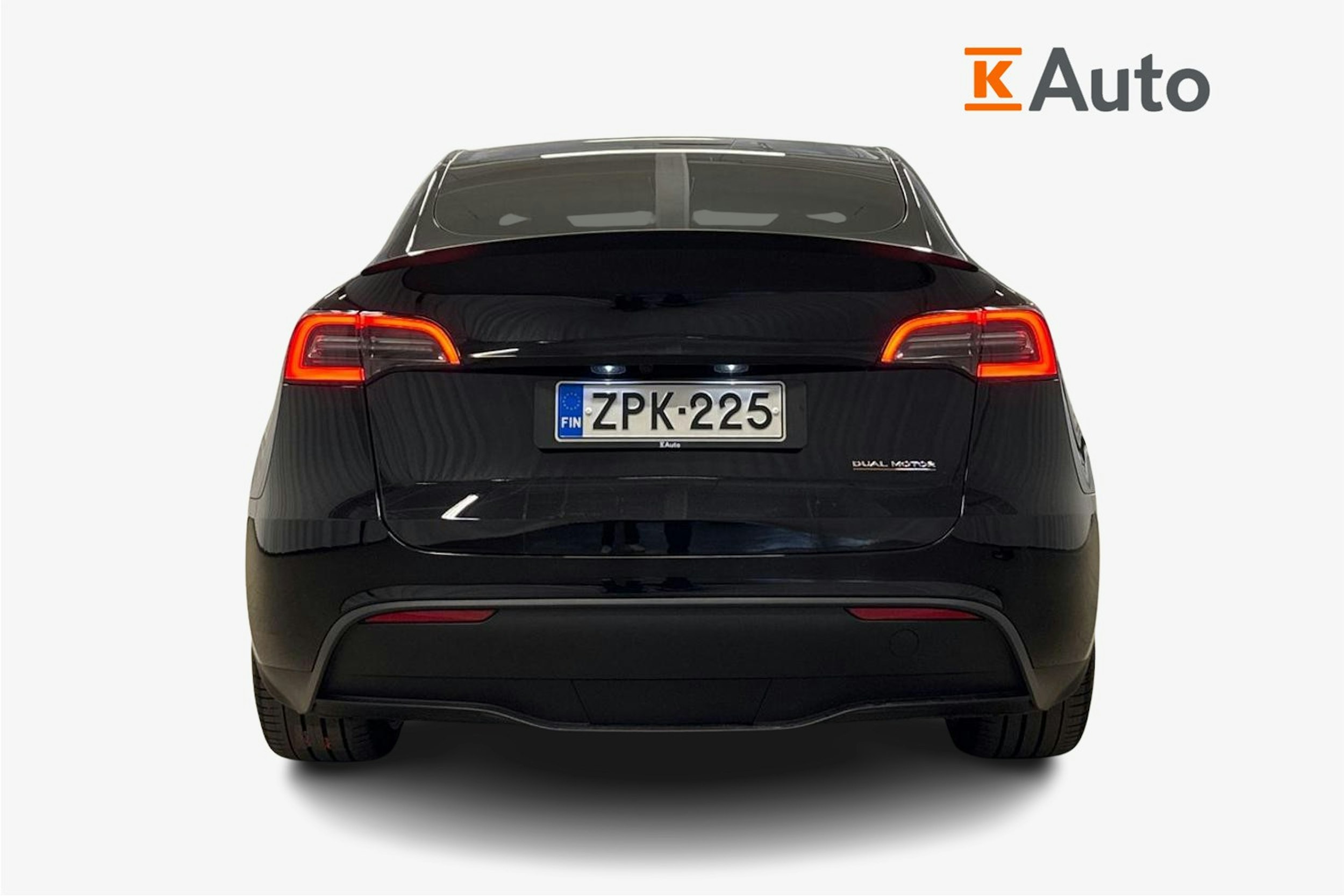 musta Tesla Model Y 2024 kuva 3.