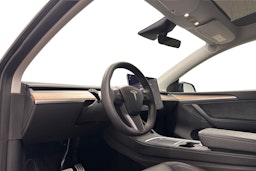 musta Tesla Model Y 2024 kuva 7.