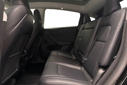 musta Tesla Model Y 2024 kuva 10.