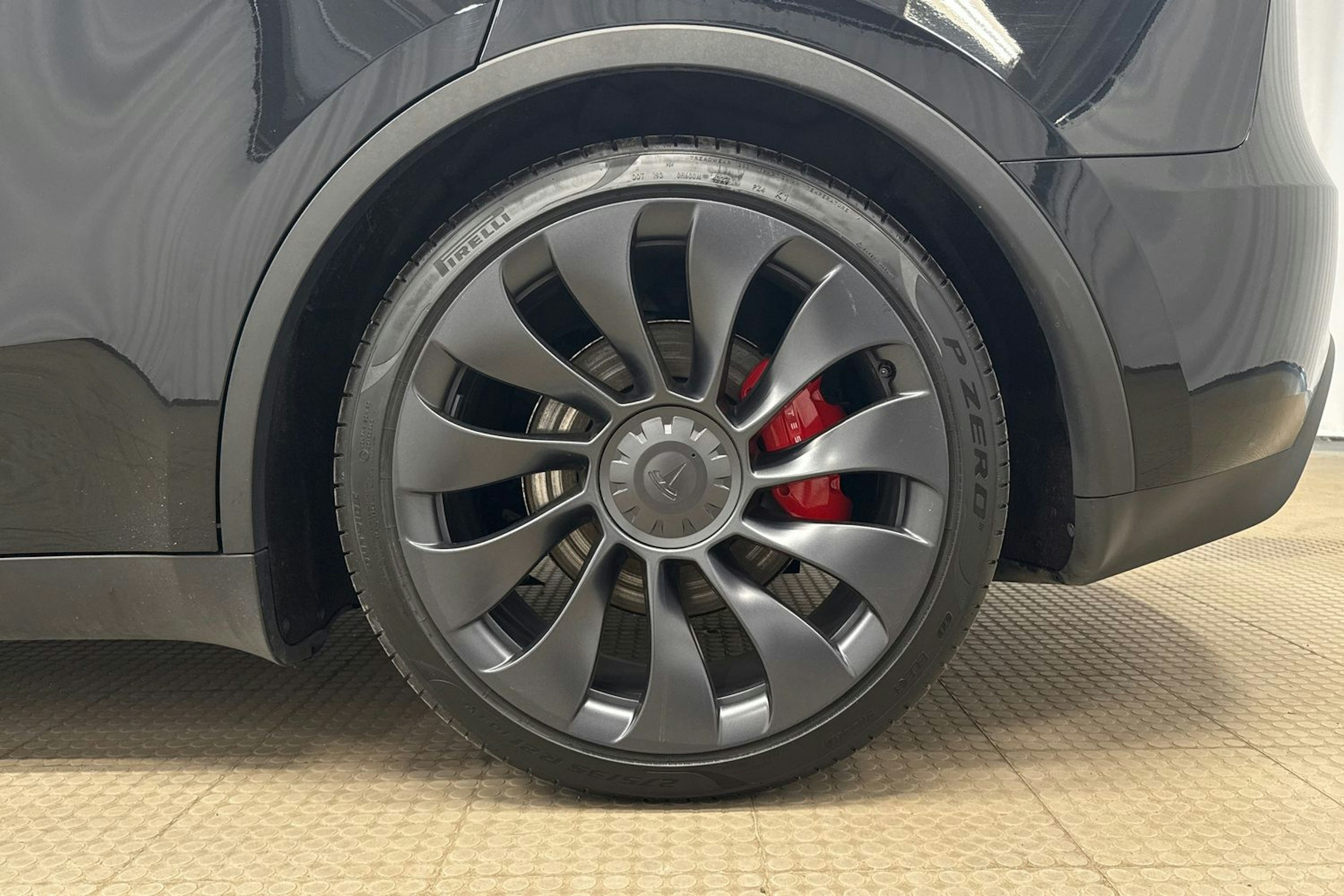 musta Tesla Model Y 2024 kuva 13.
