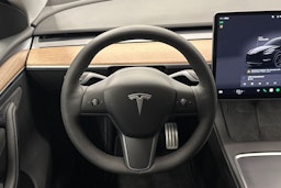 musta Tesla Model Y 2024 kuva 14.