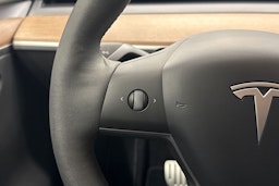 musta Tesla Model Y 2024 kuva 15.