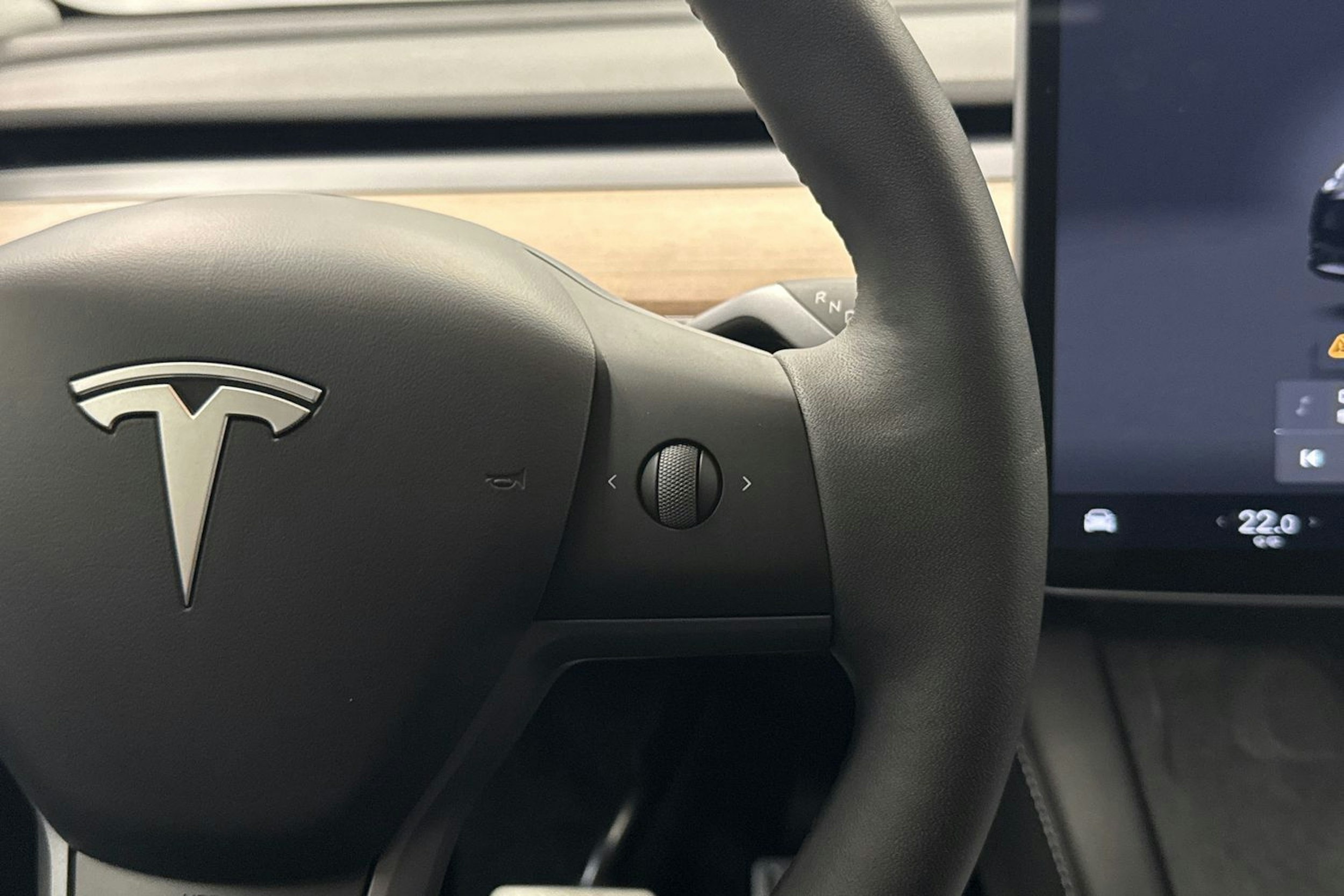 musta Tesla Model Y 2024 kuva 16.