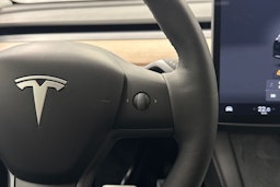 musta Tesla Model Y 2024 kuva 16.