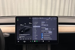 musta Tesla Model Y 2024 kuva 19.