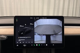 musta Tesla Model Y 2024 kuva 25.