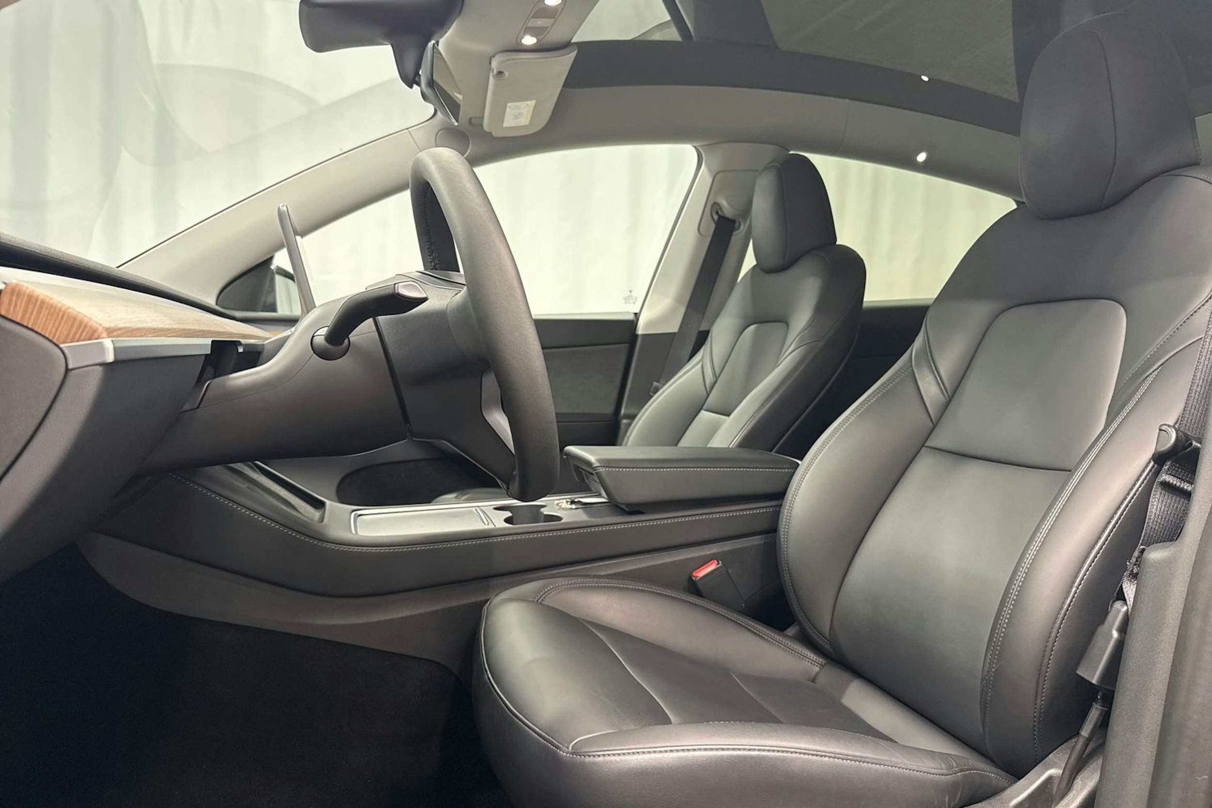 musta Tesla Model Y 2024 kuva 26.