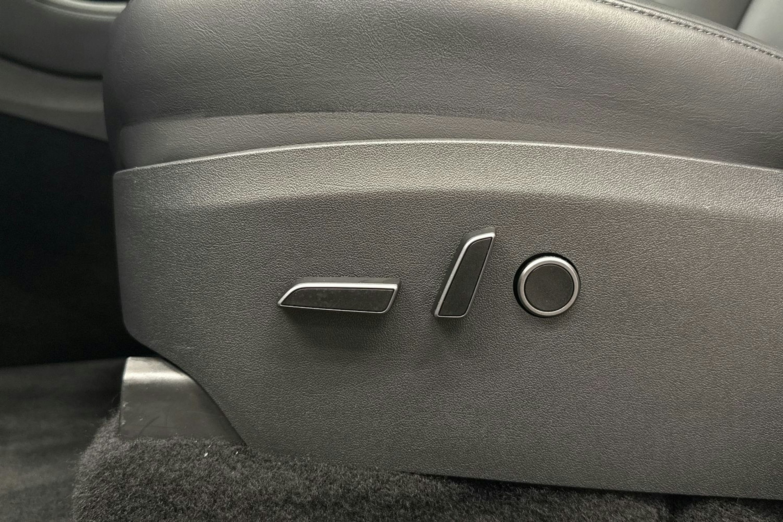 musta Tesla Model Y 2024 kuva 27.