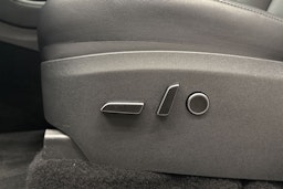 musta Tesla Model Y 2024 kuva 27.