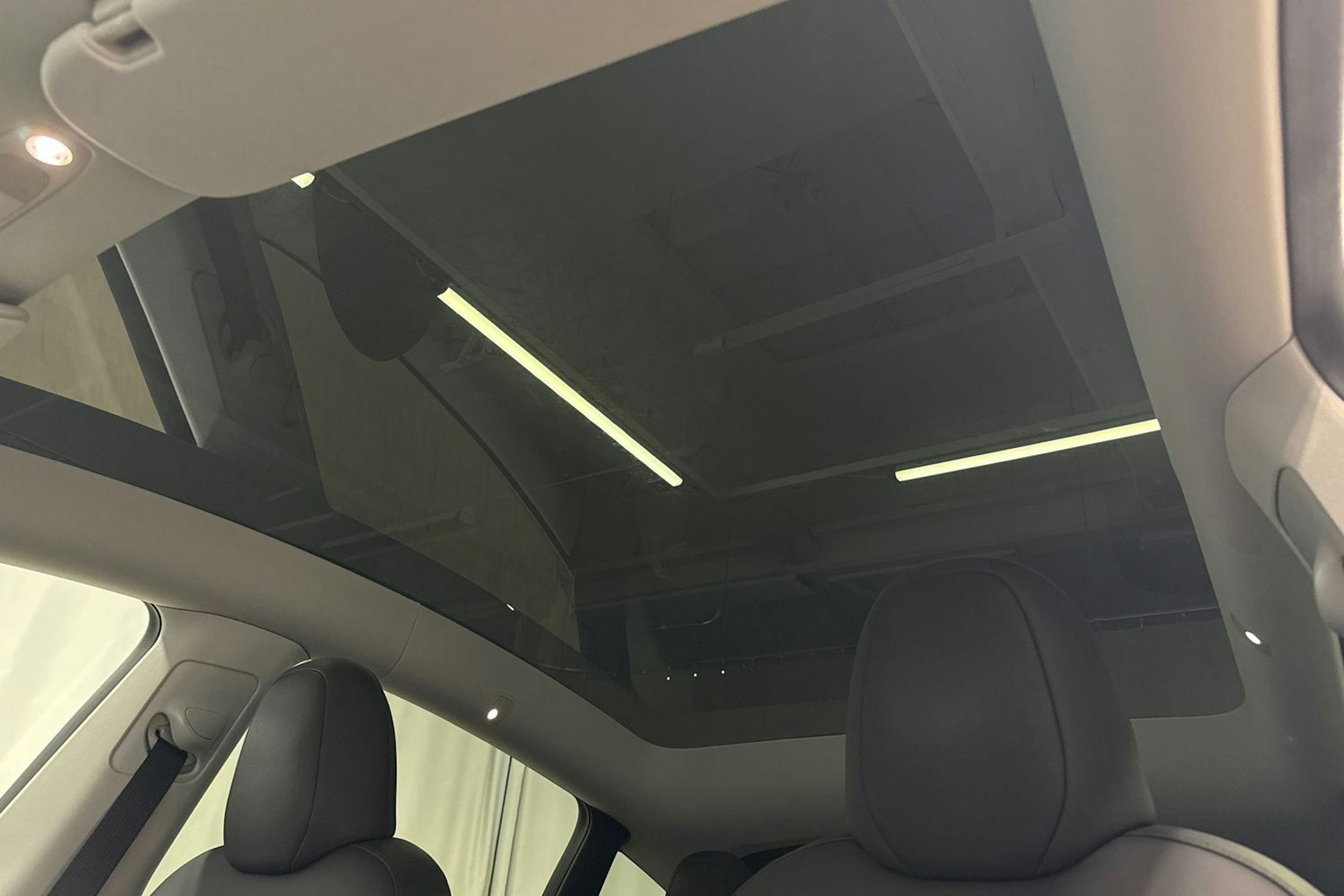 musta Tesla Model Y 2024 kuva 28.