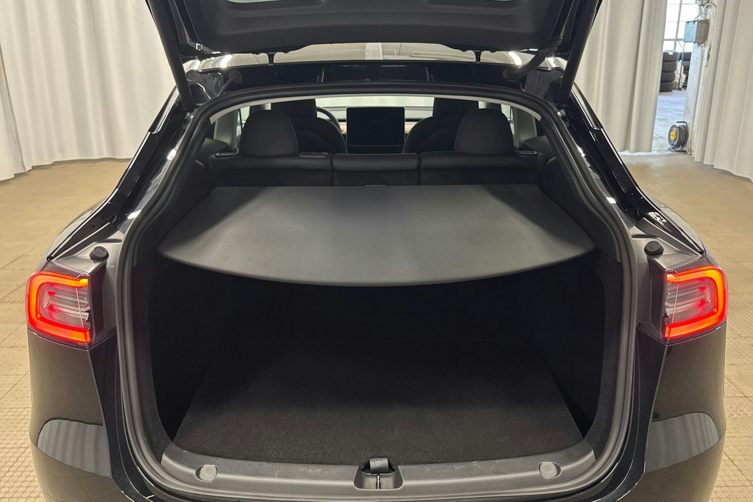 musta Tesla Model Y 2024 kuva 29.