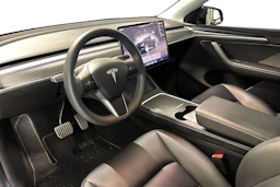 musta Tesla Model Y 2023 kuva 3.