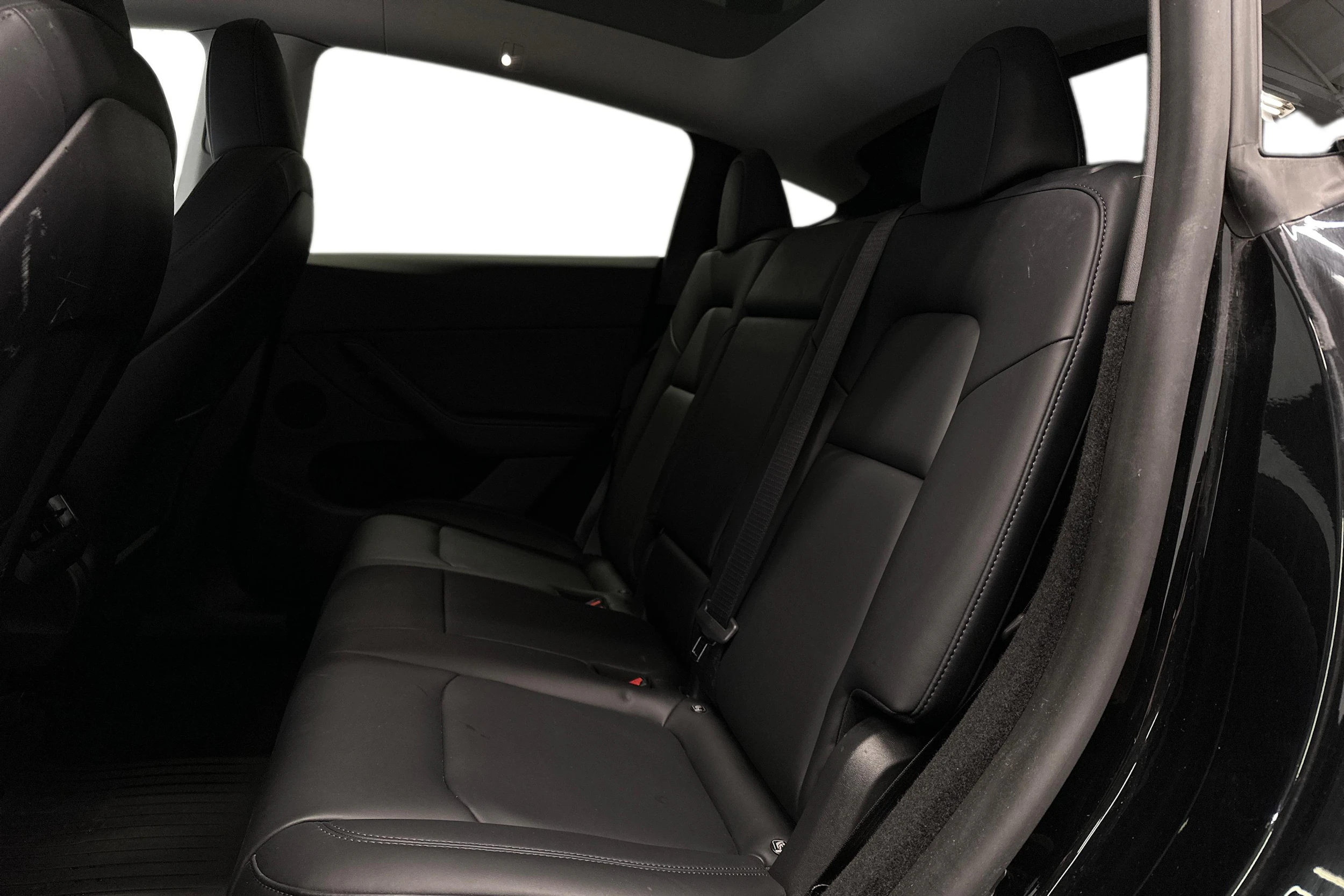 musta Tesla Model Y 2023 kuva 11.