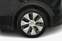 musta Tesla Model Y 2023 kuva 12.