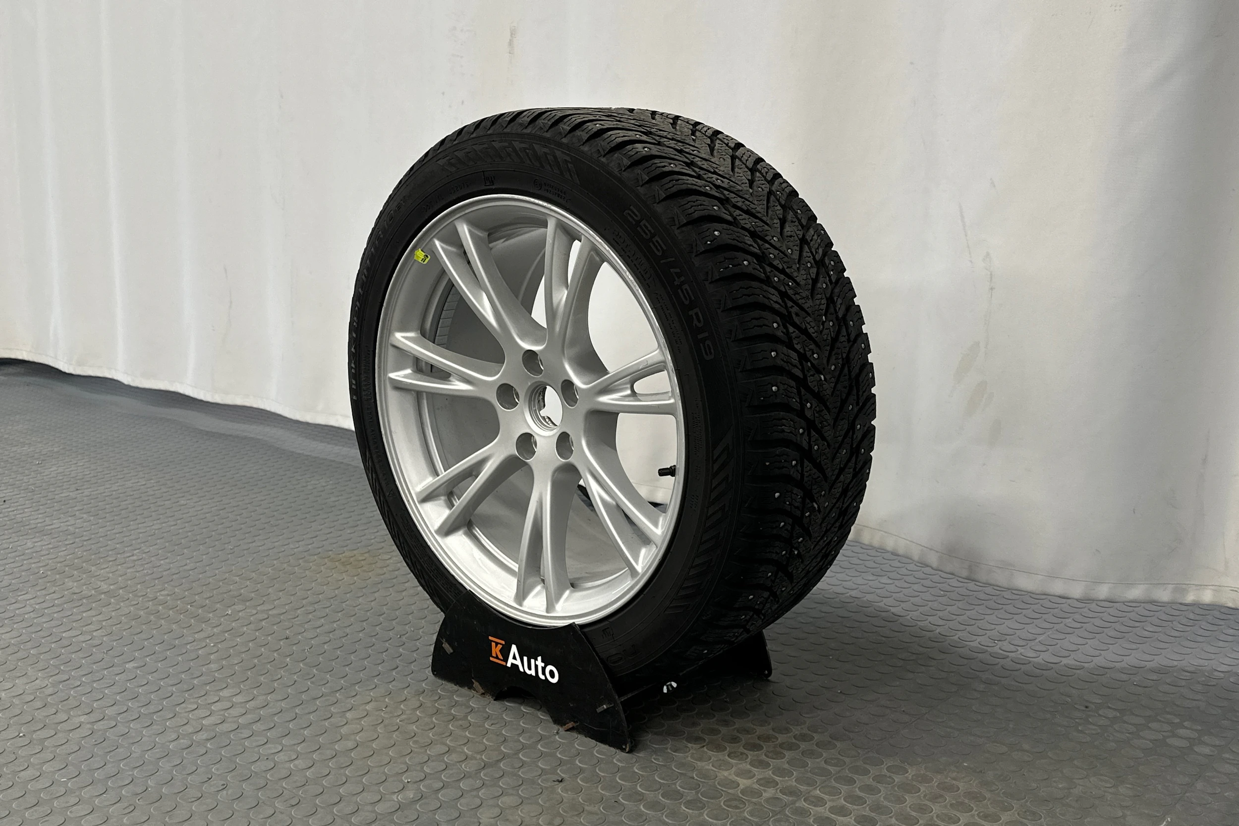 musta Tesla Model Y 2023 kuva 13.