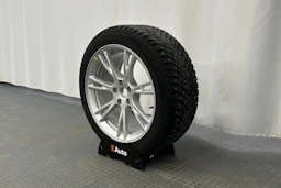 musta Tesla Model Y 2023 kuva 13.