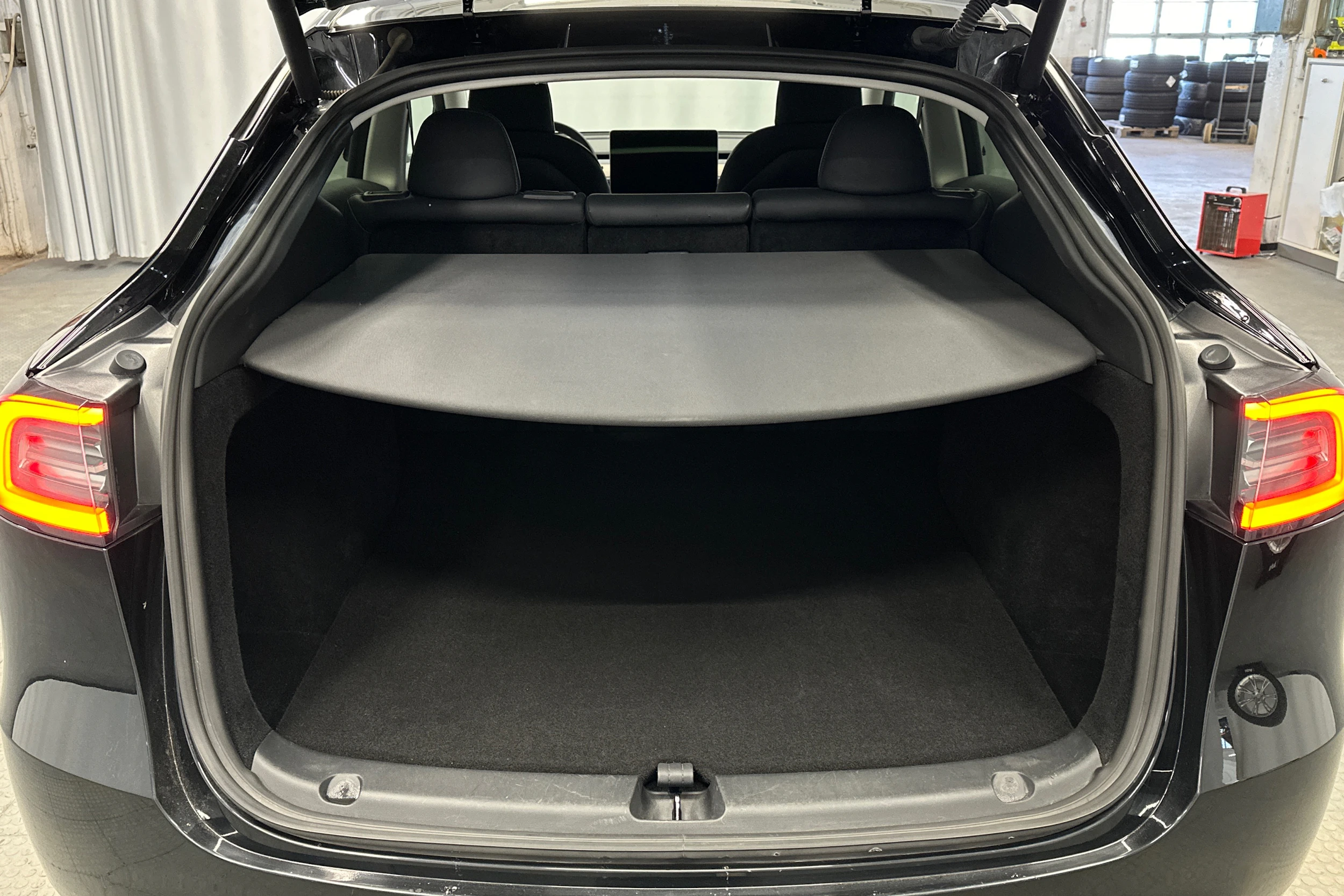 musta Tesla Model Y 2023 kuva 15.