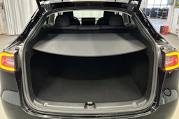 musta Tesla Model Y 2023 kuva 15.