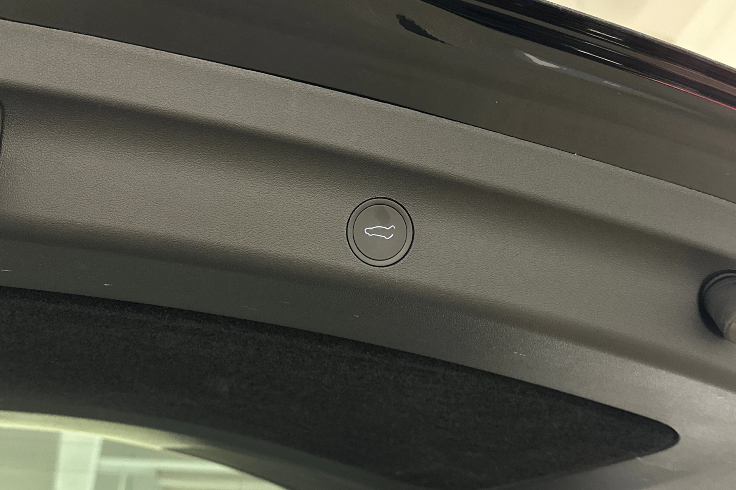 musta Tesla Model Y 2023 kuva 16.