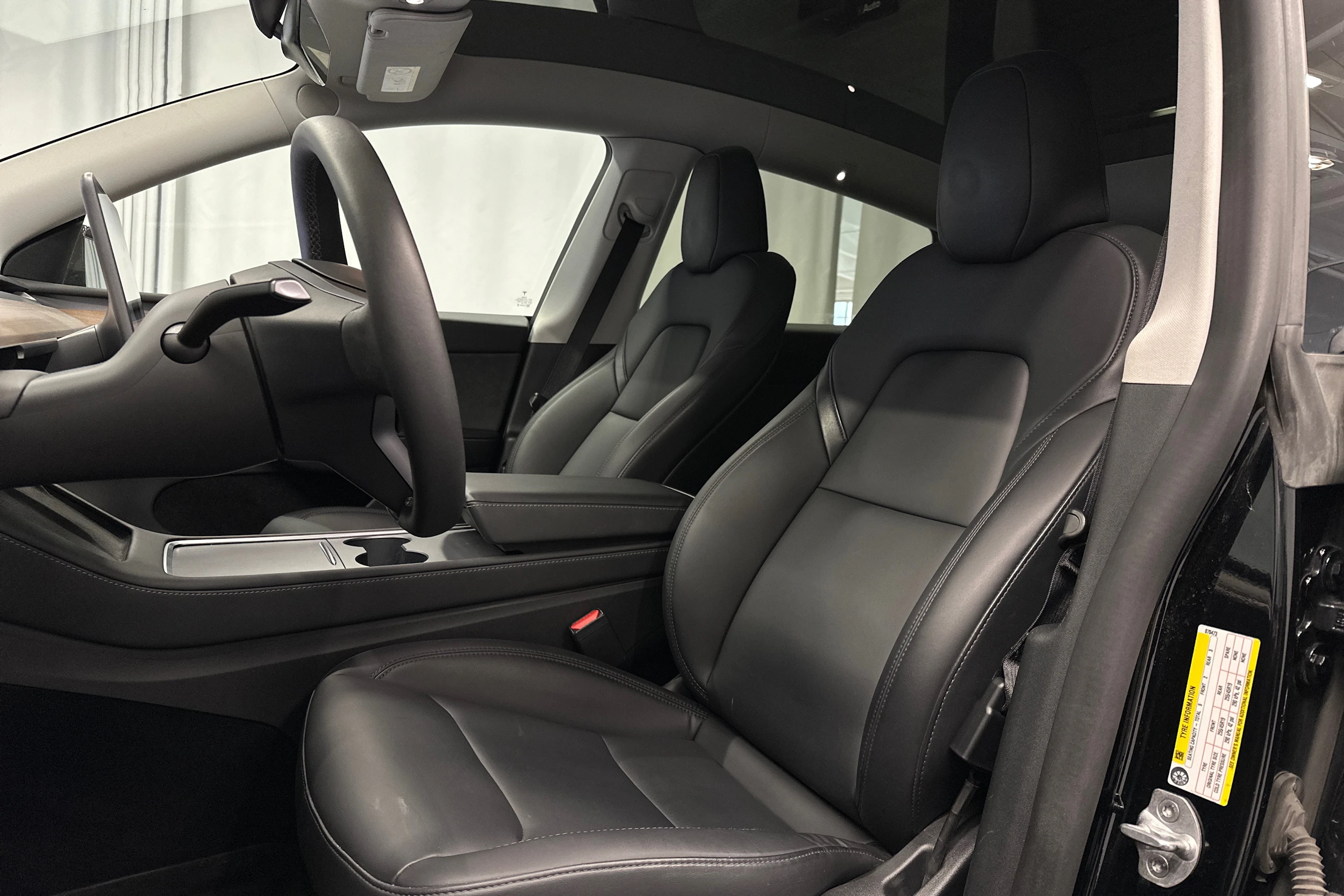 musta Tesla Model Y 2023 kuva 17.