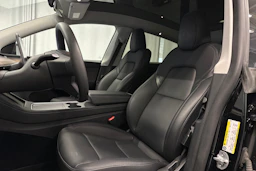 musta Tesla Model Y 2023 kuva 17.