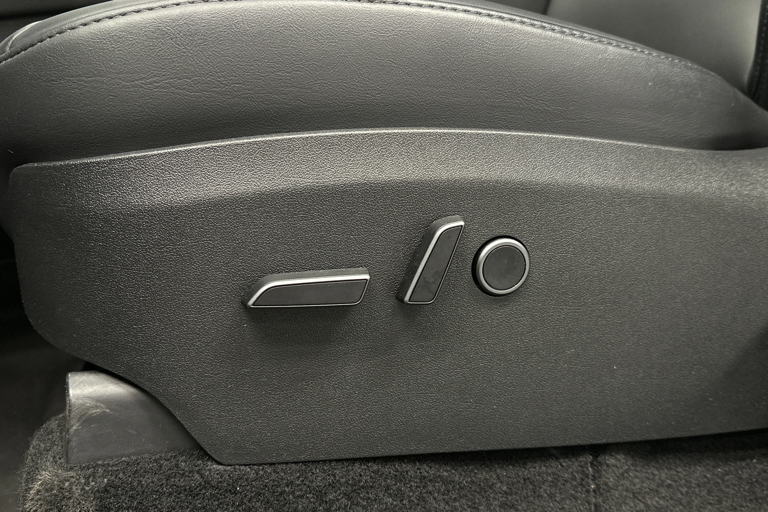 musta Tesla Model Y 2023 kuva 18.